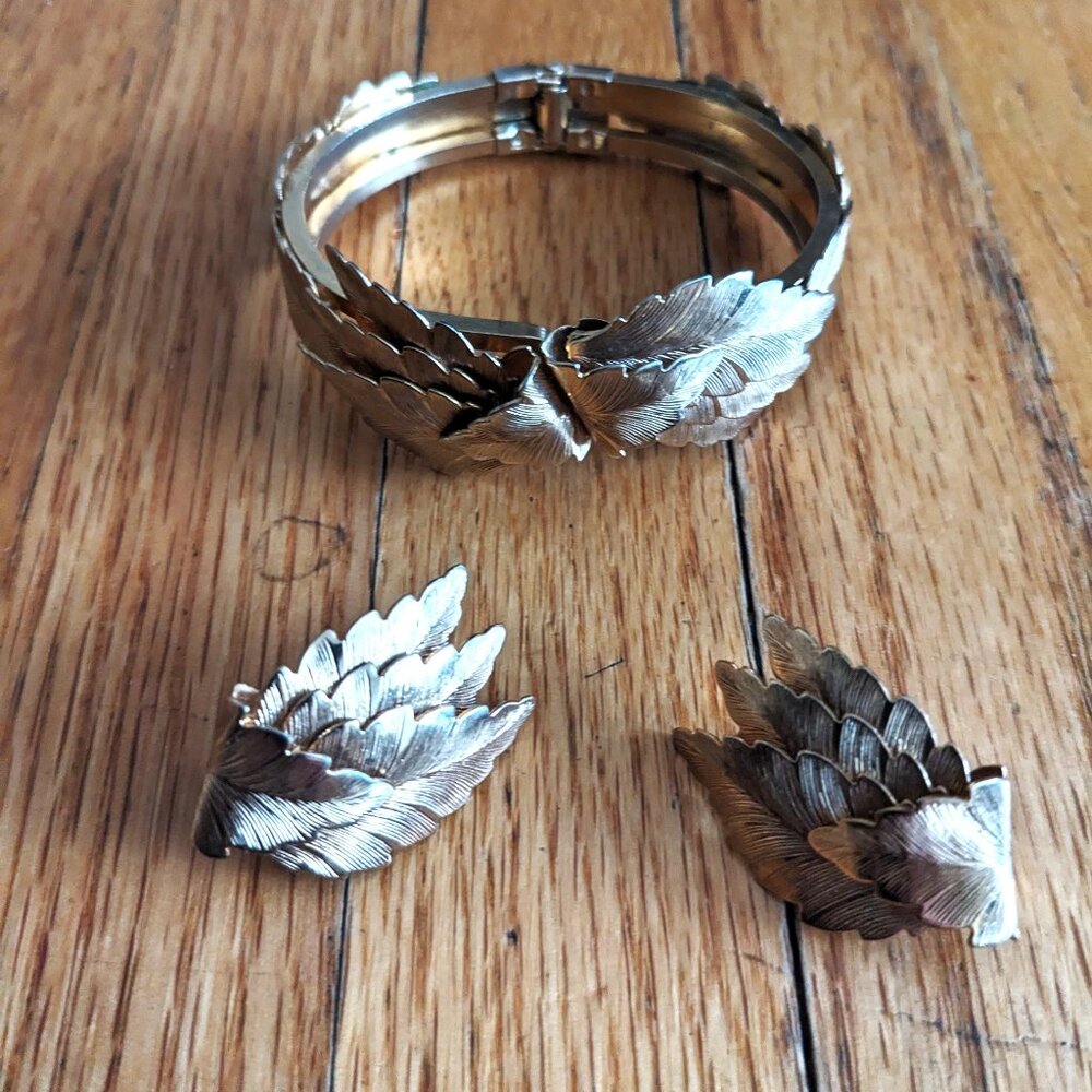 Vintage set of gold tone leaf design hinged bracelet and clip on earrings